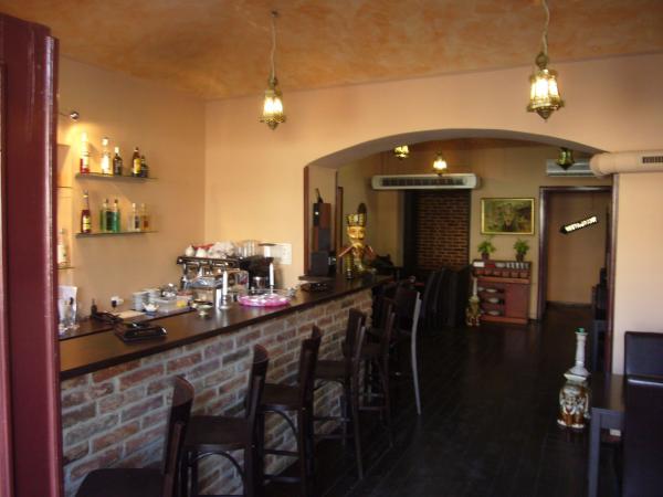interier baru u vchodu do Pakwaan Indian Restaurant